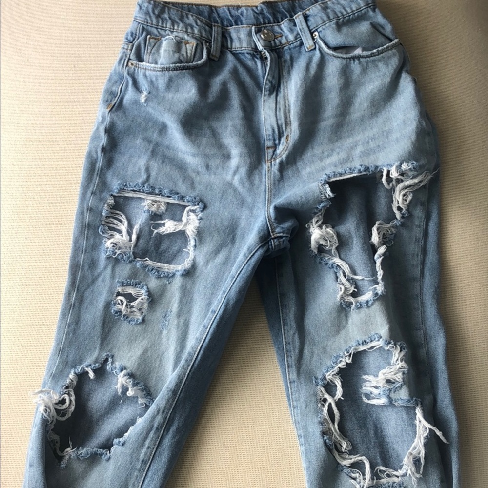 BDG DISTRESSED MOM JEANS